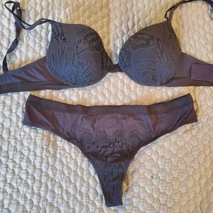 La Perla navy blue & black lace push up bra (34C) and thong set